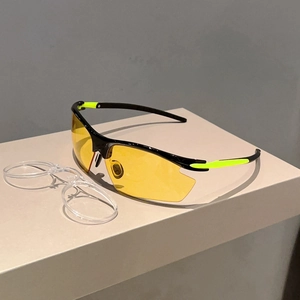 Detail of outdoor sports sunglasses with yellow lenses and removable inner myopia frame