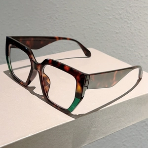 Detail of tortoise shell square glasses frame with wide temples and high-end texture