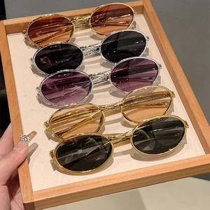 Vue détaillée de cinq lunettes de soleil ovales rétro avec montures métal or et argent