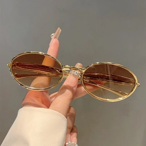 Lunettes de soleil ovales vintage avec monture dorée et verres marron style streetwear