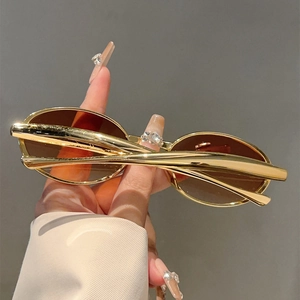 Lunettes de soleil ovales rétro avec monture dorée et verres bruns style vintage