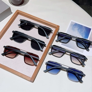 Vue détaillée de lunettes de soleil carrées à double pont en diverses couleurs