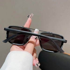 Détail de lunettes de soleil aviateur carrées noir mat avec double barre en métal chic