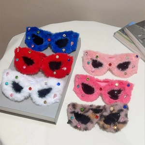 Détails rapprochés de lunettes œil-de-chat en peluche avec strass colorés en divers tons