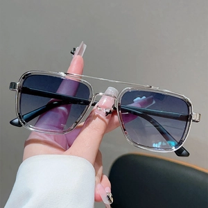 Détail des lunettes de soleil carrées à double pont argentées avec verres dégradés bleus