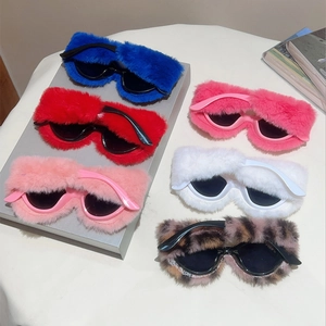 Collection de lunettes de soleil œil-de-chat avec montures en fausse fourrure colorées