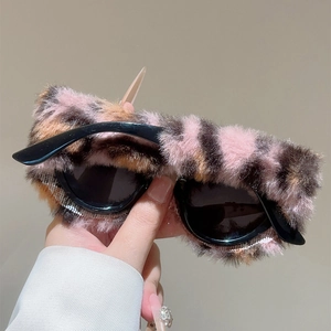 Détail de la garniture en fausse fourrure peluche rose et brune sur les lunettes
