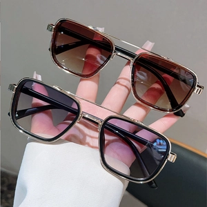 Vue détaillée des lunettes de soleil carrées en métal avec double pont et verres dégradés