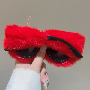 Détail de lunettes de soleil œil-de-chat en peluche rouge pour style de mode festif