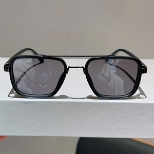 Lunettes de soleil rétro en métal à double pont avec monture noire et verres gris