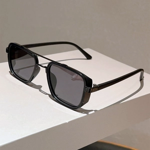 Vue détaillée de lunettes de soleil carrées avec double pont en métal et verres gris foncé