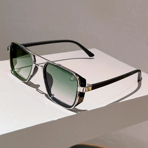 Détails du double pont en métal argenté et verres dégradés verts sur lunettes carrées
