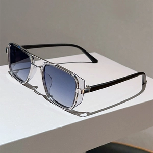 Détail de lunettes de soleil carrées en métal avec double pont et verres bleus
