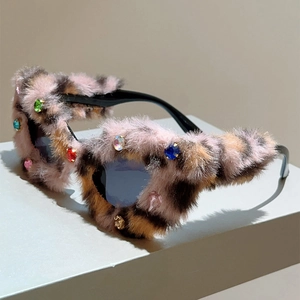 Détail de lunettes de soleil en fausse fourrure léopard avec des strass colorés