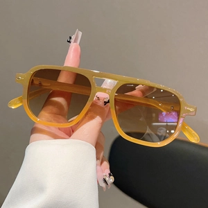 Gros plan détaillé de lunettes aviateur rétro avec monture dégradée ambre et métal