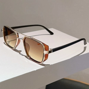 Vue détaillée de lunettes de soleil aviateur dorées avec protection latérale rétro