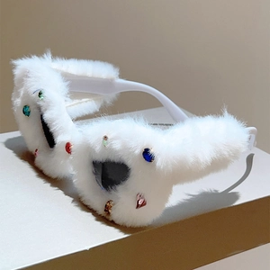 Détail de la monture de lunettes de soleil en peluche blanche et strass colorés