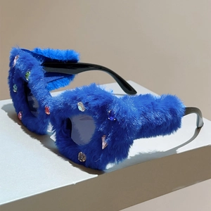 Lunettes de soleil œil de chat style Barbie avec fourrure bleue et strass colorés