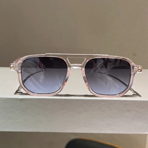 Vue détaillée de lunettes roses translucides avec double pont et verres dégradés
