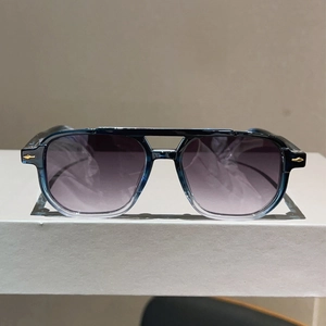 Lunettes de soleil rétro à double pont avec verres dégradés et détails flèche dorée