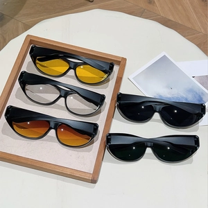 Collection de lunettes de cyclisme en cinq couleurs de verres avec monture noir mat