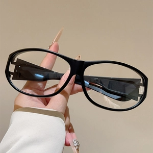 Détail de lunettes de soleil cyclisme Y2K noires avec larges branches géométriques ajourées