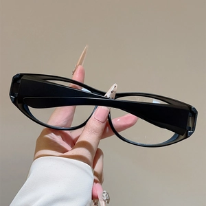 Gros plan des lunettes de cyclisme noires mates avec une monture au design profilé élégant