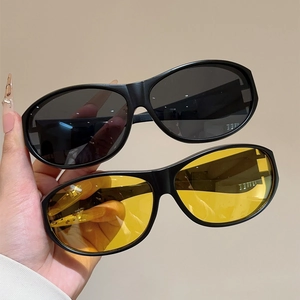 Détail de lunettes de soleil cyclisme rétro avec montures noires et verres