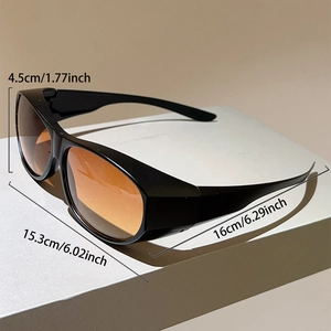 Vue détaillée des lunettes de soleil sport noires avec verres dégradés et dimensions