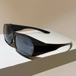 Détail de lunettes de soleil de cyclisme polarisées noires avec monture large sur socle