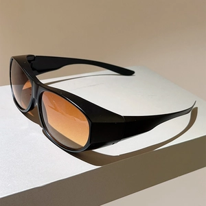 Vue détaillée des lunettes de soleil de sport noir mat avec verres dégradés orange