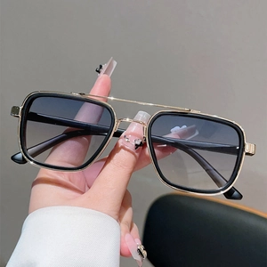 Lunettes de soleil carrées rétro avec double pont en métal et verres gris dégradés