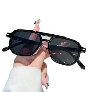 Lunettes de soleil carrées rétro à double pont avec monture noire et détails dorés