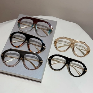 Detail of oversized pilot frames with metal bridge bars in five assorted colorways