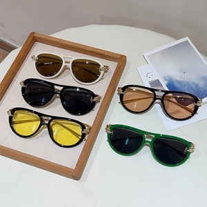 Stilvolle Aviator-Sonnenbrillen-Set mit bunten Gläsern und Goldketten-Detail