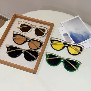 Detailansicht der Pilot Sonnenbrille mit verknotetem Doppelsteg und Metallic-Stab-Detail