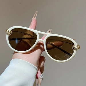 Cremeweiße Pilotenbrille mit Doppelsteg und goldenem Knotendetail aus Metall