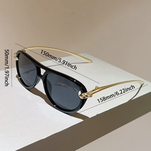 Detaillierte Maße der übergroßen Pilotenbrille mit goldenen Bügeln und schwarzem Rahmen
