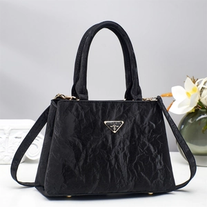Große schwarze Handtasche aus strukturiertem Leder mit goldenen Details und Schultergurt