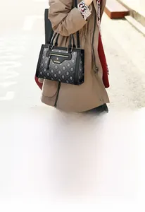 Détails de sacs à main vintage avec monogrammes en noir et blanc cassé et anses en cuir
