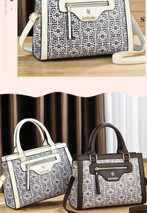 Détail du motif monogramme rétro et de la plaque logo sur des sacs à main en cuir souple