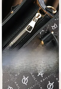 Détail de la fermeture éclair dorée et du logo kaili sur sac à main en cuir