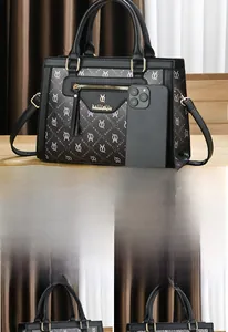 Détail d'un sac à main en cuir noir avec gaufrage du logo et référence de taille smartphone