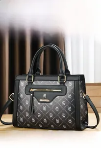 Détail du sac bandoulière noir avec imprimé lettres KAILI et logo doré brillant