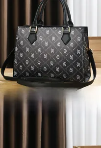 Vue arrière détaillée du sac KAILI noir avec imprimé lettres et boucles métalliques dorées