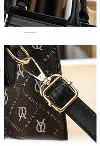 Détails du sac à main en cuir noir avec ferrures dorées et motifs du logo KAILI