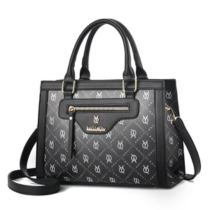 Sac à main en cuir noir avec imprimé monogramme blanc et détails dorés élégants