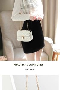 Detail of cream chain shoulder bag with pleated wave texture and gold twist lock