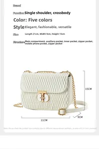 Detailed view of white pleated crossbody bag with size dimensions 21x9x15cm and gold chain