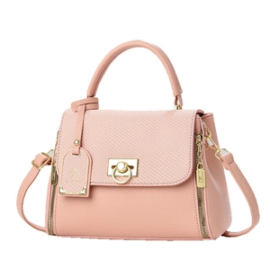 Sac à main rose en cuir grainé avec bandoulière et détails de fermoir doré